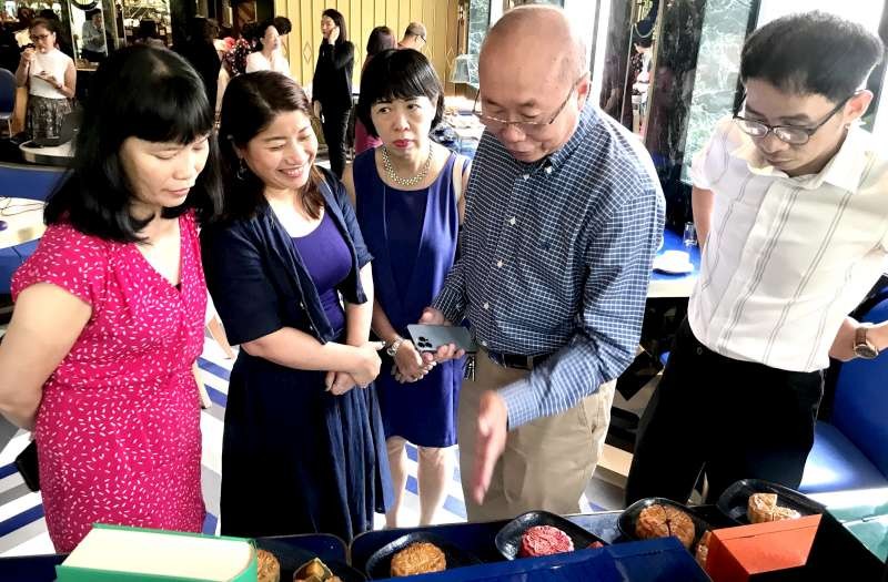 高肇力先生向來賓介紹蝶豆餡月餅。