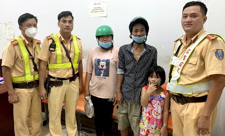 交警助迷路女童尋找家長