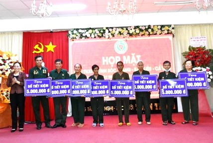 向貧困原青年突擊隊贈送銀行存摺。