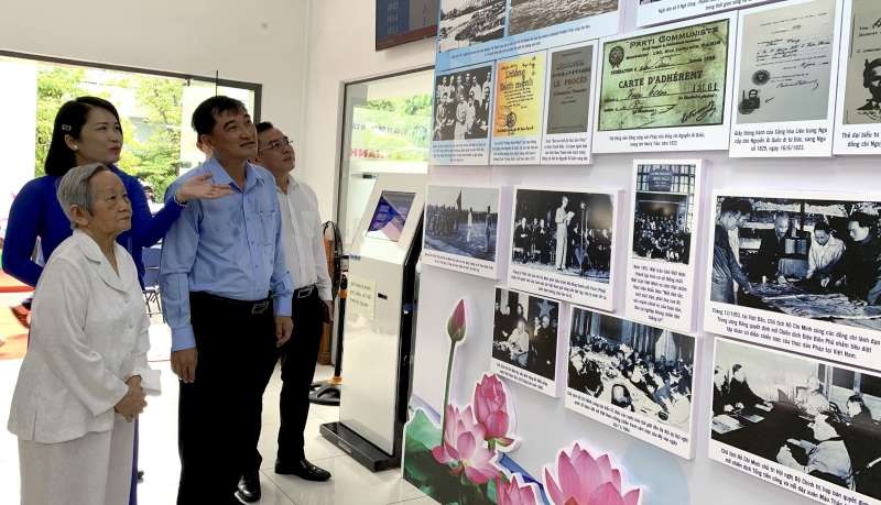 黎氏碧簪老大娘在參觀設於新和供水股份公司的胡志明文化空間時非常感動。