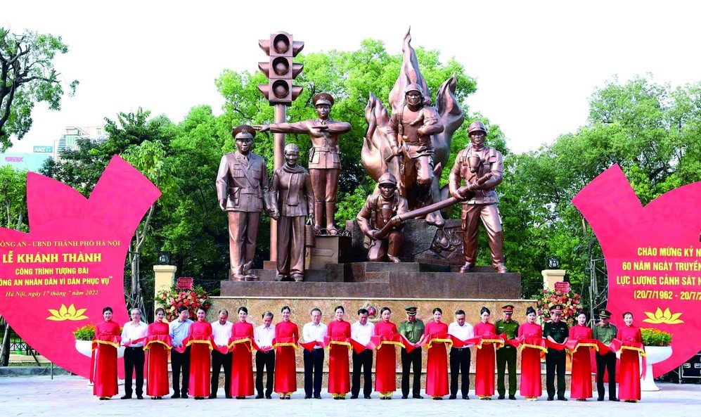 公安部“人民公安為民服務”紀念台落成