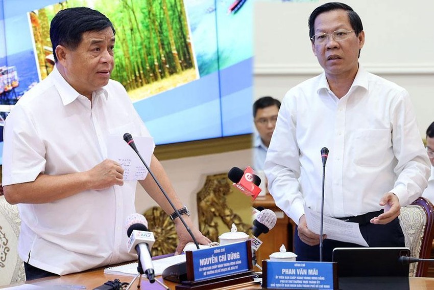 計劃與投資部長阮志勇和市人委會主席潘文邁在會上致詞。