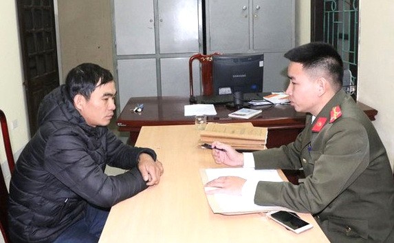 公安向非法送他人到國外的嫌犯錄取供詞。