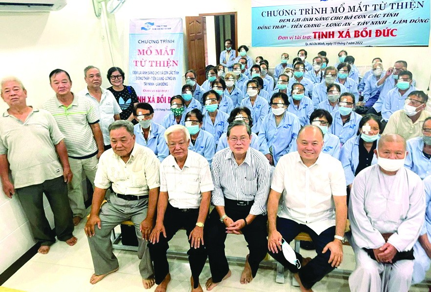 培德精舍會長莊瑞雄(前排右二)與術後的白內障病人合照。