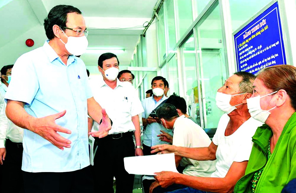 市委書記阮文年親切問候在醫療站民眾。