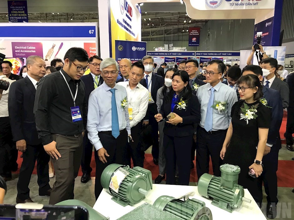 市人委會副主席武文歡與各代表觀展。