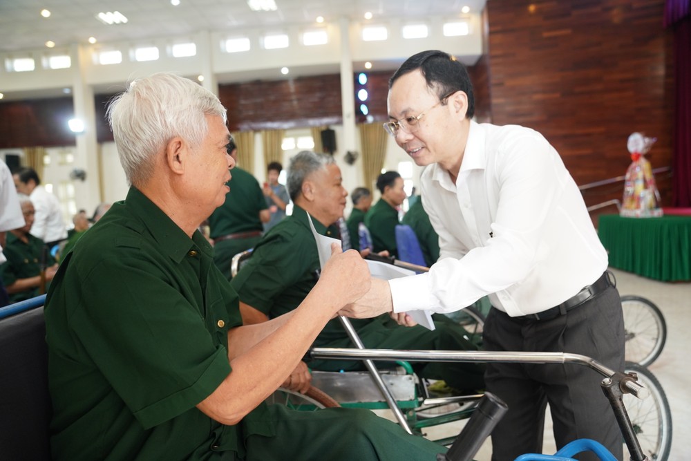 市委書記阮文年看望優撫政策家庭 ảnh 1