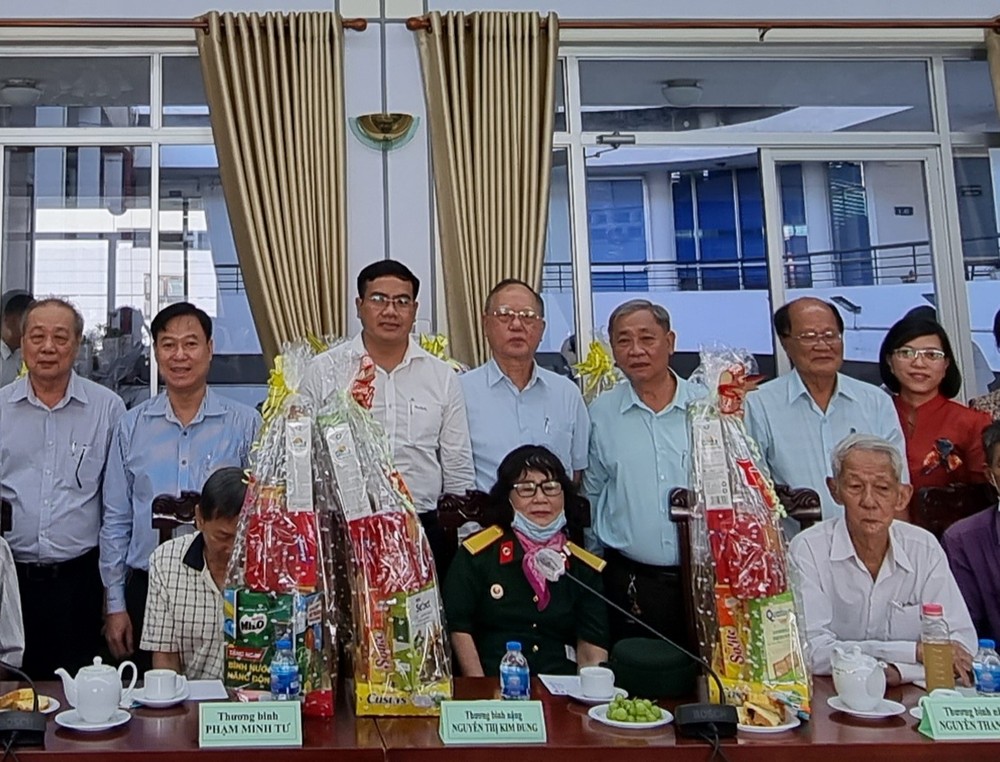 各榮軍贈送禮物。