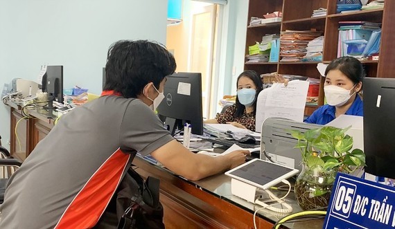 守德市協平政坊幹部、公務員為民眾處理卷宗。