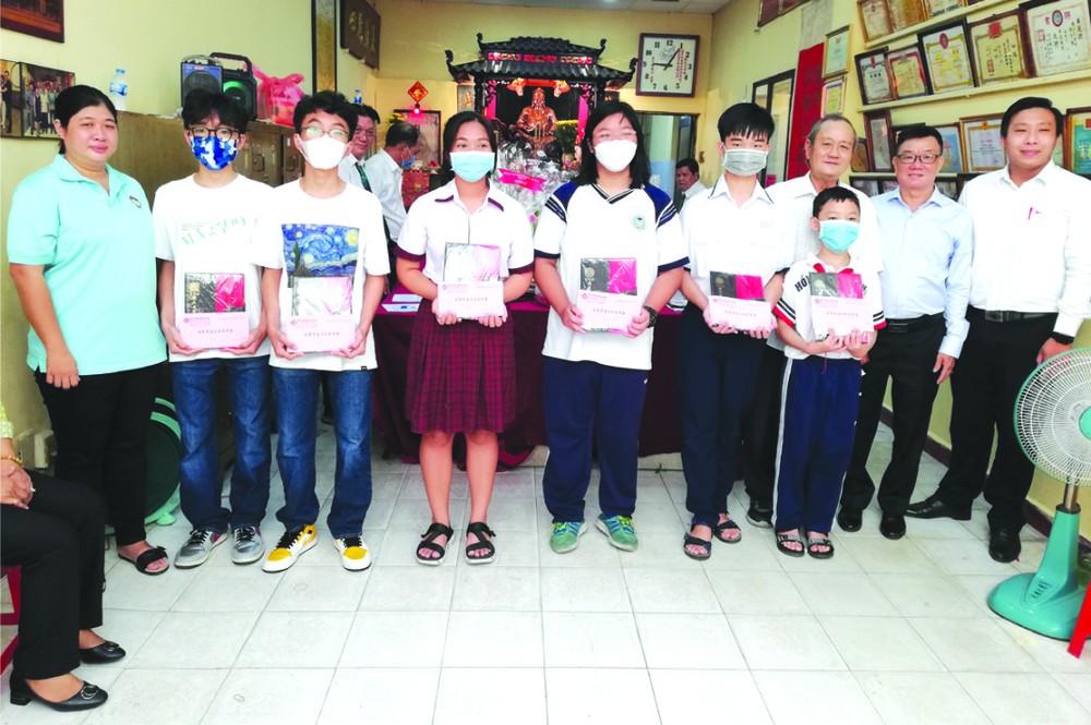 理事長關貴鴻(右二)與地方政府代表在頒獎儀式上合照。