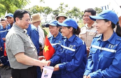 政府總理范明政與農民、科學家及經濟家交談。