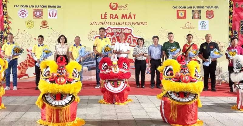 第五郡展開“來堤岸觀賞龍獅表演”活動