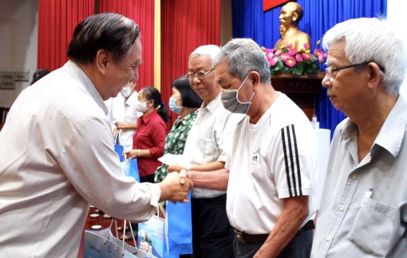 第十一郡高齡人會主任朱杞文向對革命有功的模範高齡者贈送禮物。