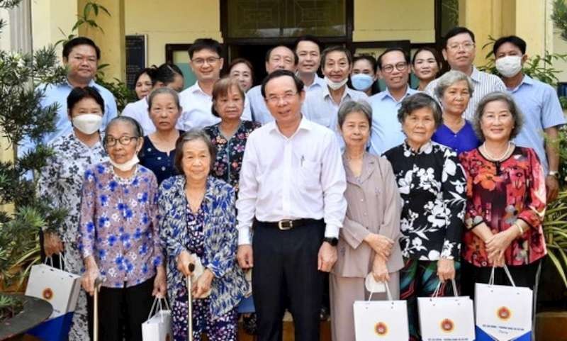 黨政領導探望氏藝養老中心