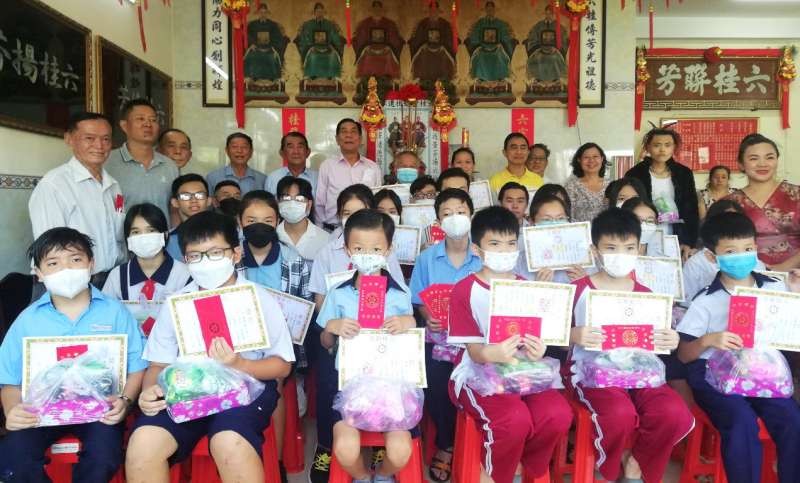 六桂堂宗祠各理事與優秀學子合照。