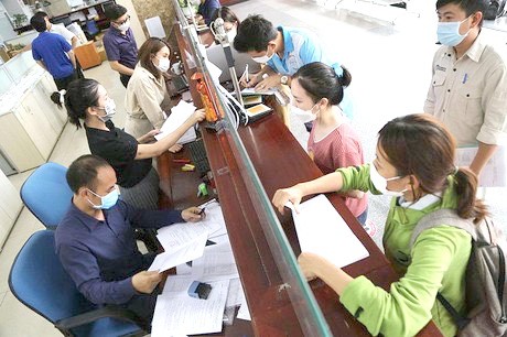 民眾在市稅務局辦理稅務手續。