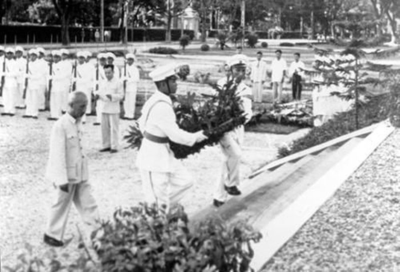 胡伯伯在烈士陵墓敬獻花圈。（資料圖）