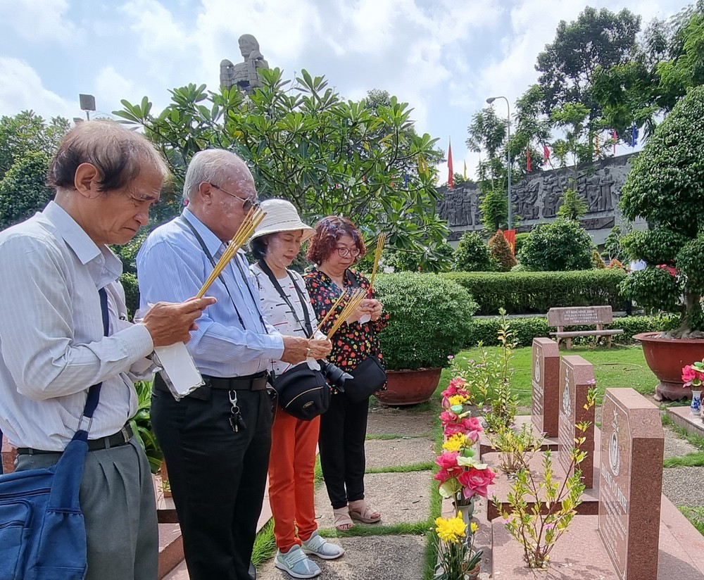 市民族處慰問對革命有功者和烈屬 ảnh 1