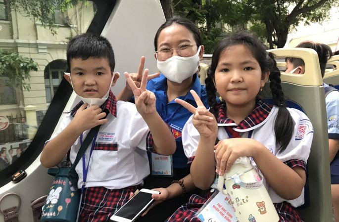 家境貧困、受疫情影響的少兒參加由市少先隊 委員會舉行“我愛的城市”之旅。