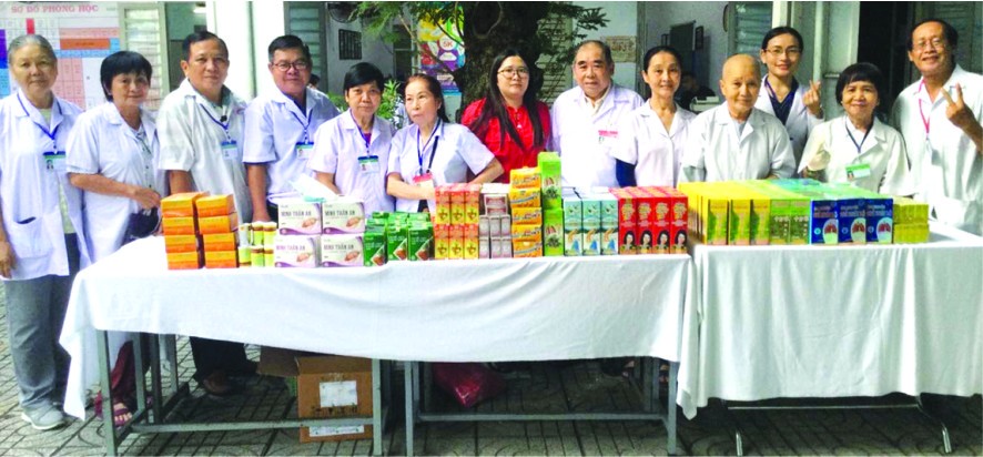 第五郡東醫會為病人診治病和發藥。