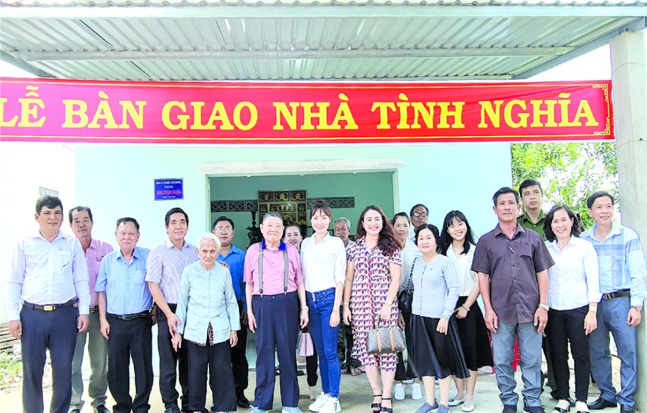 華企建贈情義屋給革命有功者