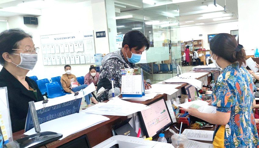 民眾在社保機關辦理手續。