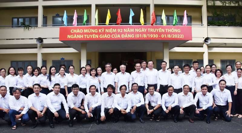 市委書記阮文年與市宣教部門領導幹部合影。