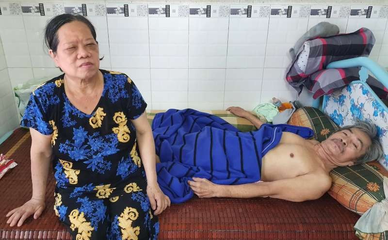 瑪麗與臥床的丈夫楊光俊。