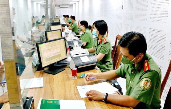 PA08科幹部在接收辦理卷宗。