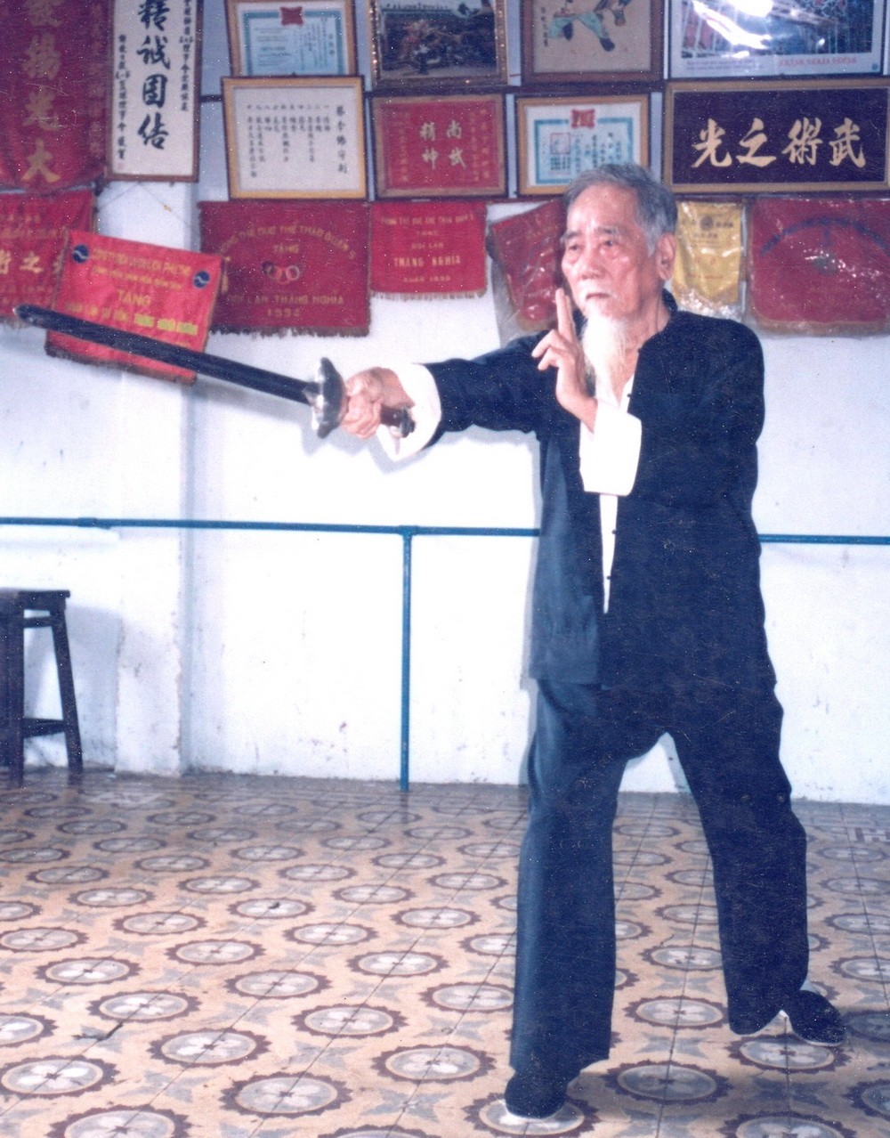 鄧西師傅表演功夫。