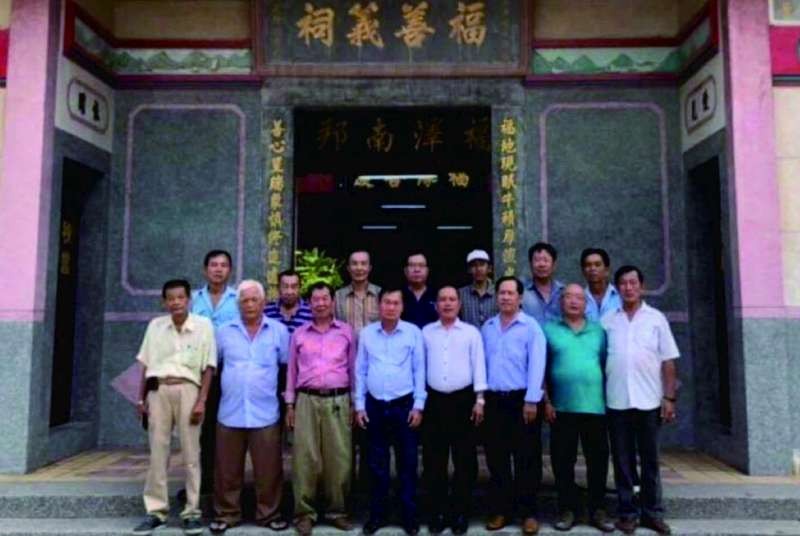 本市二府、溫陵、霞漳、三山會館 代表在福建義祠前合照。