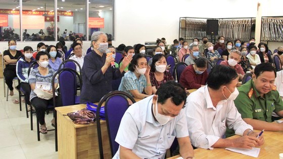 第一郡姑江坊居民在與坊人委會主席的直接對話會議上提意見。