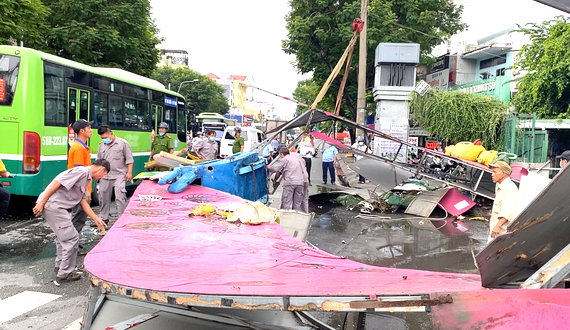 蓮潭公園拱門倒塌