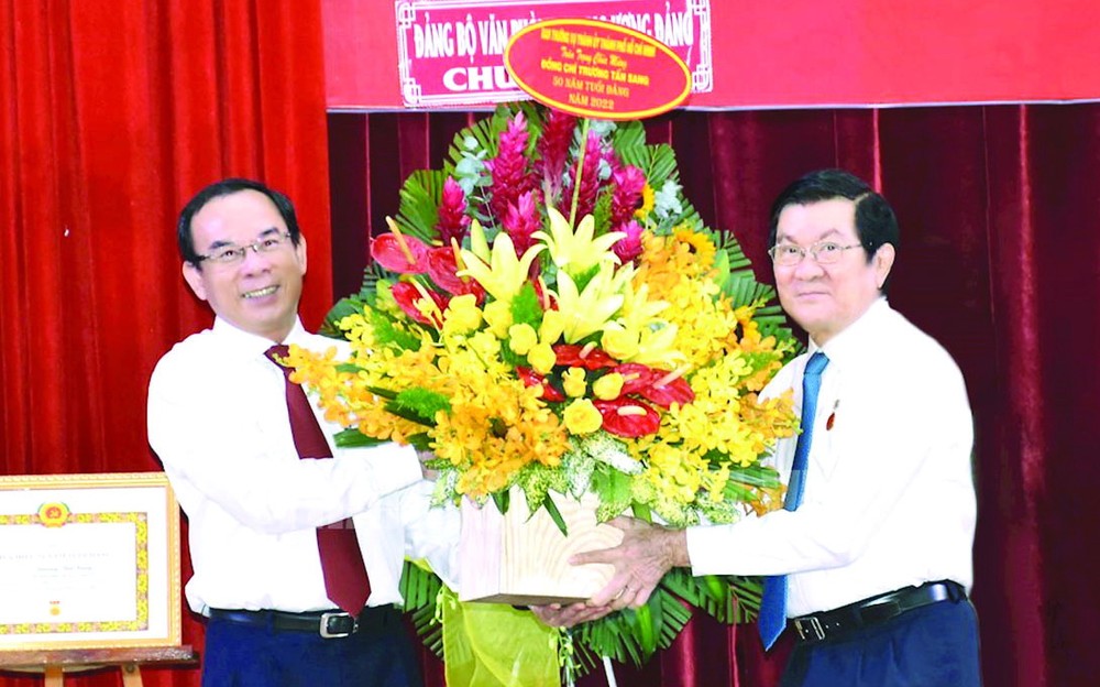 市委書記阮文年送花祝賀原國家主席張晉創。