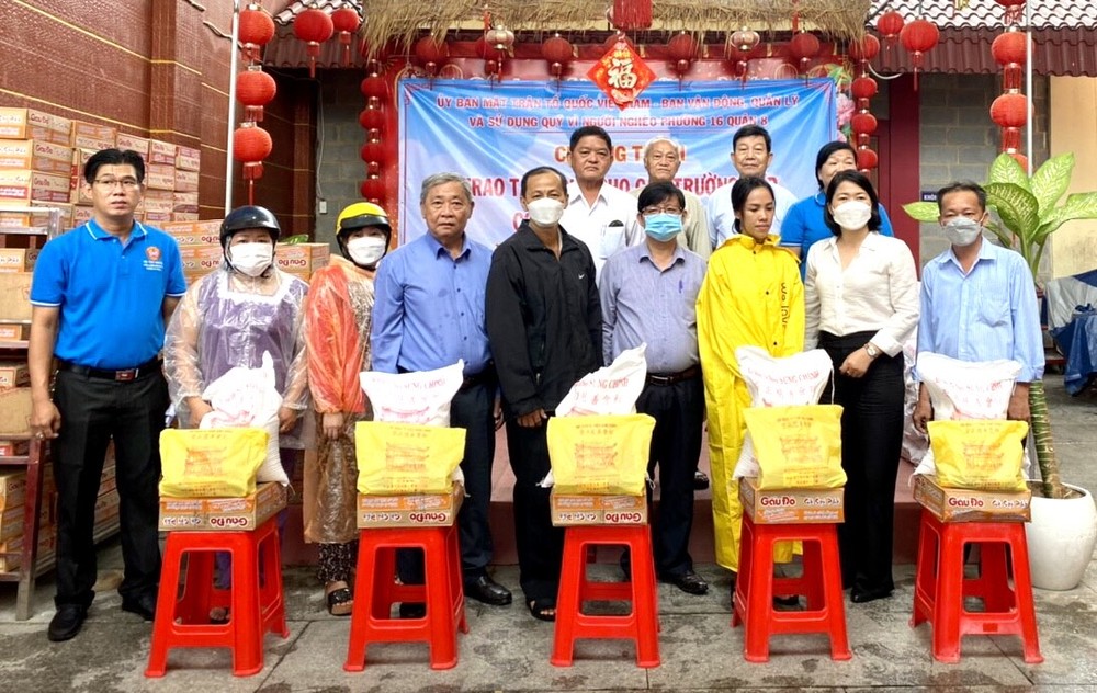 第八郡、第十六坊祖國陣線委員會主席 與慈善會館各理事向窮人發送禮物。