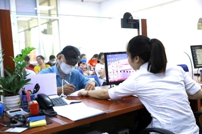 勞工在辦理房租輔助手續。