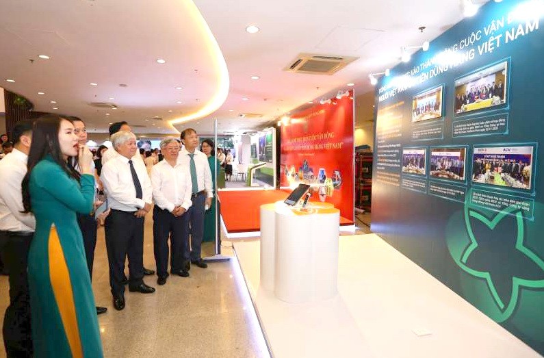 各代表參觀BIDV銀行產品的介紹。