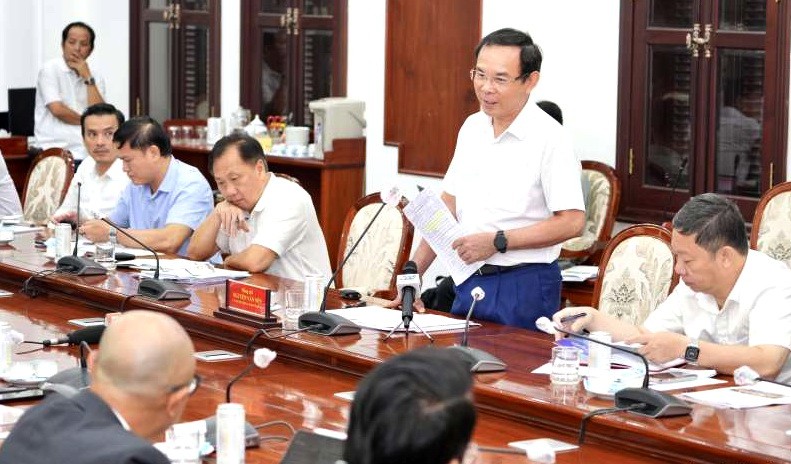 市委書記阮文年與本市足球俱樂部代表交流。