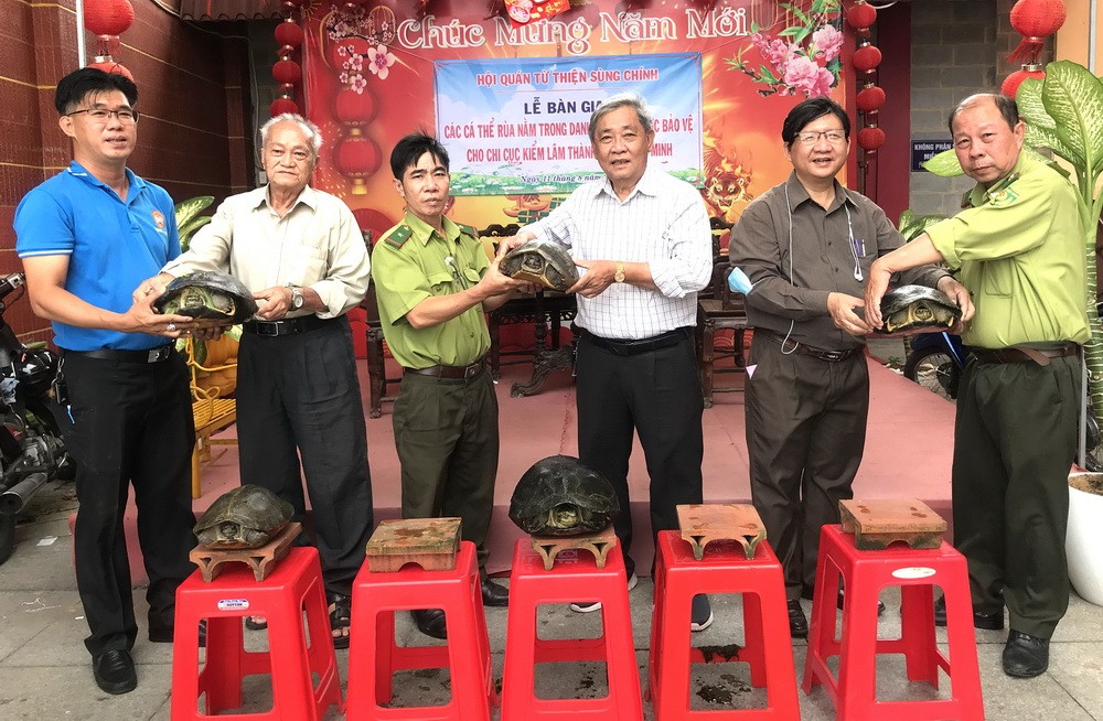 檢林和森林消防隊接受會館負責人轉交龜。