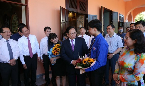 黨、國家和本市領導祝賀榮獲加入黨行列的高中學生。