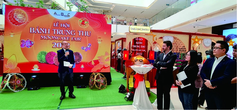 國際烘焙師高肇力向來賓介紹中秋月餅。