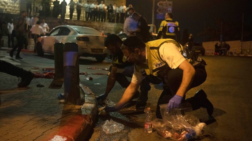 現場遺有血跡，警方封鎖現場調查。圖源：互聯網