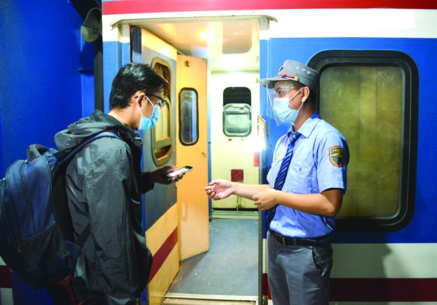 火車站人員在檢查車票。