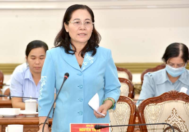 市人民議會主席阮氏麗主持會議。