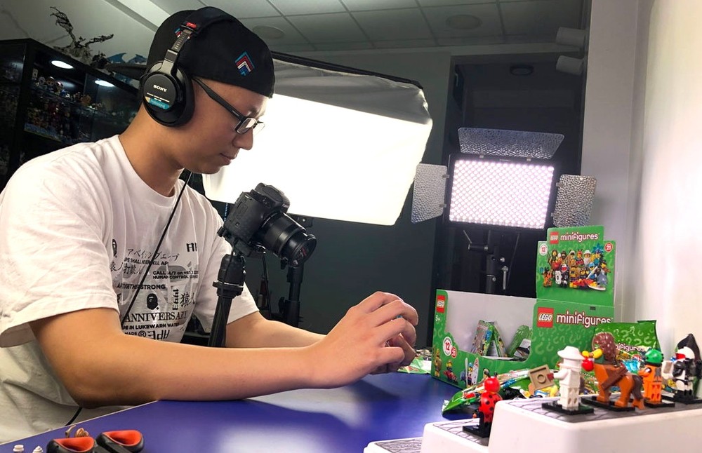 YouTuber正在為孩子創作內容。