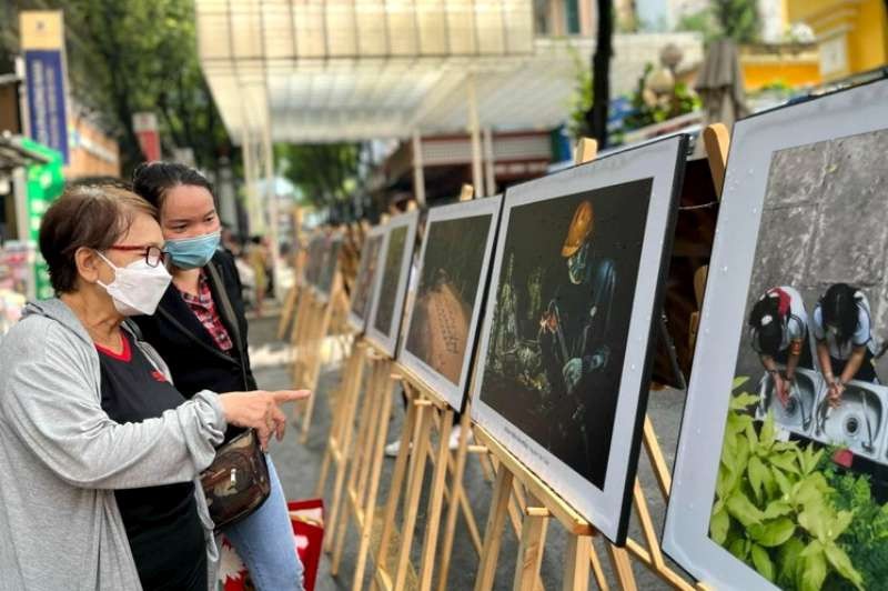 民眾參觀“難忘瞬間”攝影展。