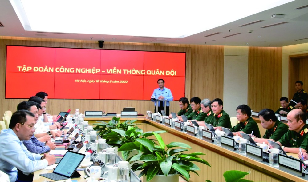 政府總理范明政與越南軍隊工業電信集團舉行工作會議。