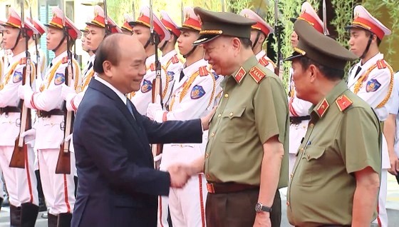 國家主席阮春福會見公安部經濟安寧局將領。