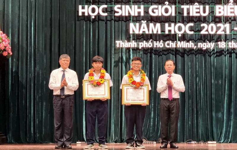 多名華文科優秀生獲表彰