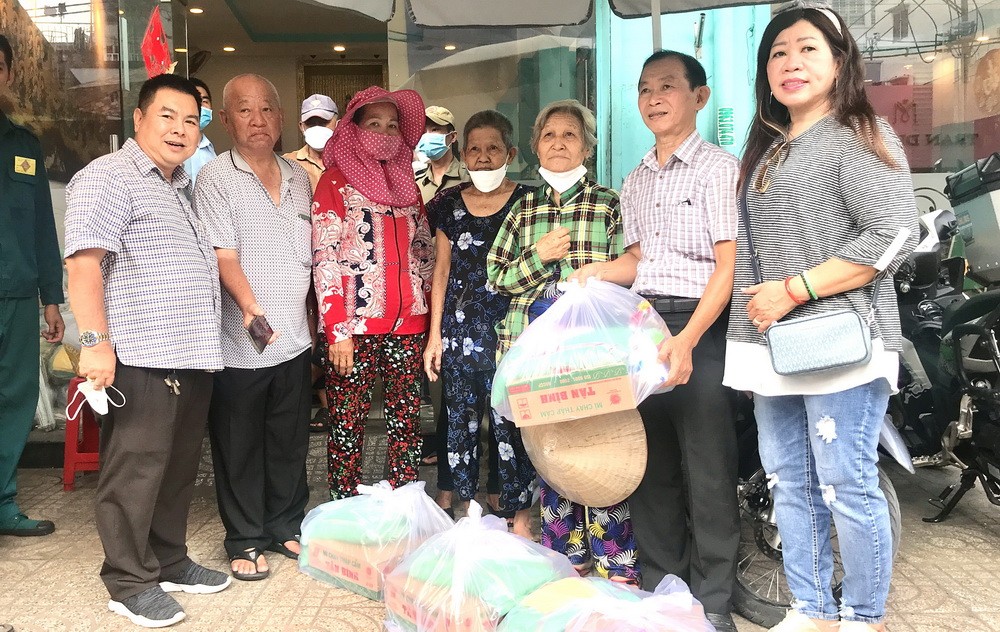 義安會館派發盂蘭賑濟品 ảnh 1